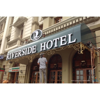 Bảng hiệu Riverside hotel